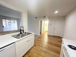 221 Mission Newport Ln in Las Vegas, NV - Building Photo - Building Photo