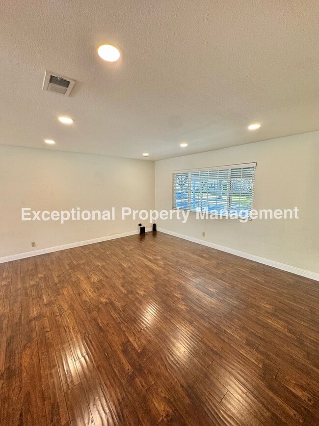 1047 Hampden Ct in Upland, CA - Building Photo - Building Photo