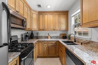 3318 Barham Blvd in Los Angeles, CA - Building Photo - Building Photo