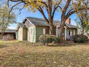 610 N Wall St in Iowa Park, TX - Building Photo - Building Photo