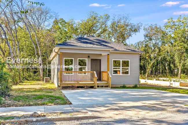 1617 Roanoke Ave in Chattanooga, TN - Foto de edificio - Building Photo