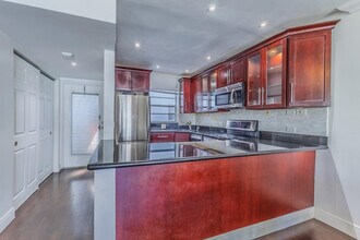 3000 Sunrise Lakes Dr W in Sunrise, FL - Building Photo - Building Photo