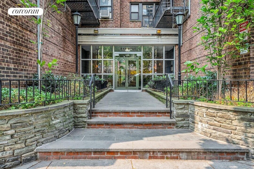 54 E 8th St in New York, NY - Building Photo