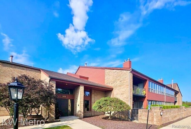 969 GreenView Ct in Rochester Hills, MI - Building Photo - Building Photo