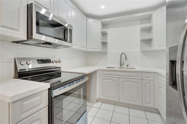 3225 SW 94th Ave in Miami, FL - Foto de edificio - Building Photo