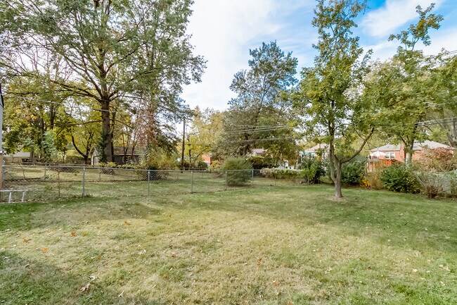 3447 Saint Mark Ln in St. Ann, MO - Foto de edificio - Building Photo