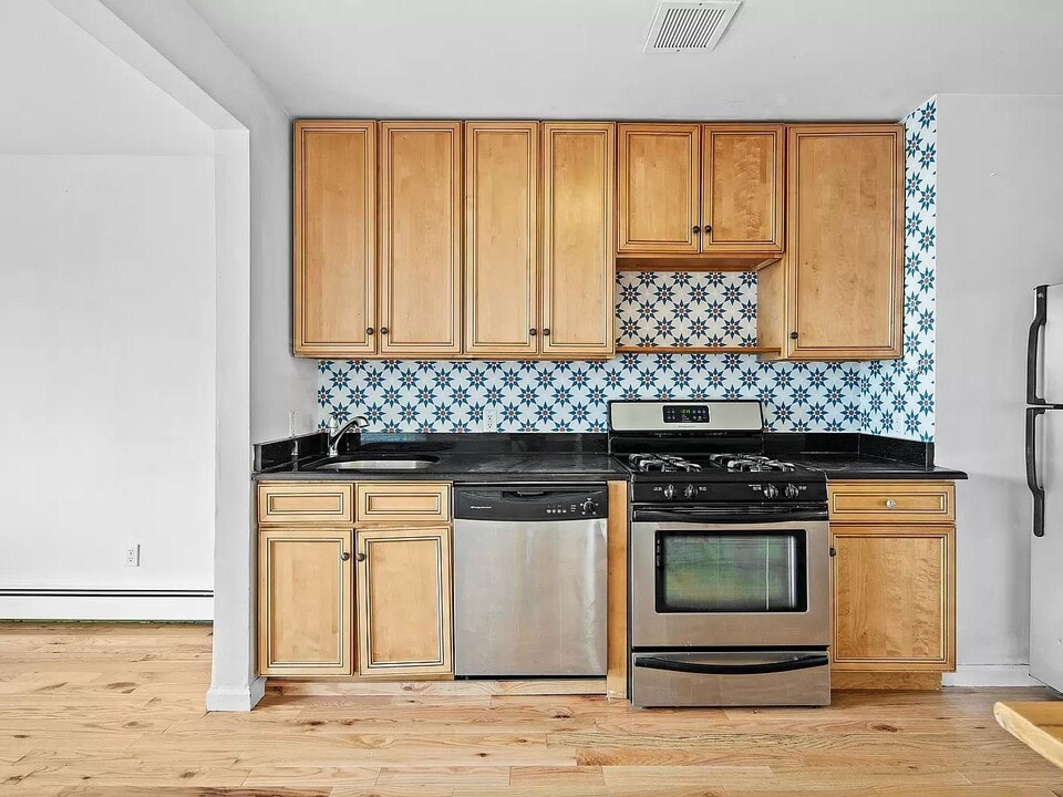 93 Wyckoff Ave in Brooklyn, NY - Building Photo