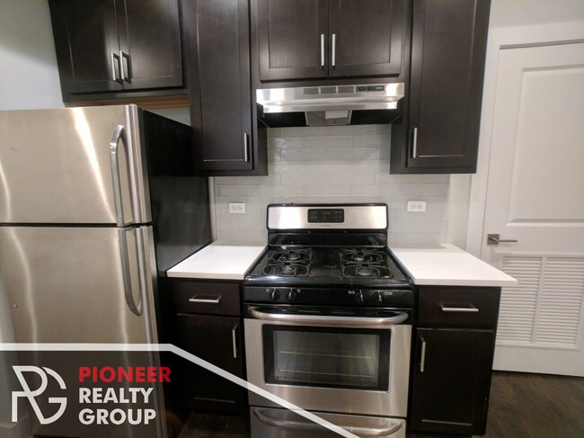 1946 W Nelson St, Unit 2 in Chicago, IL - Building Photo - Building Photo