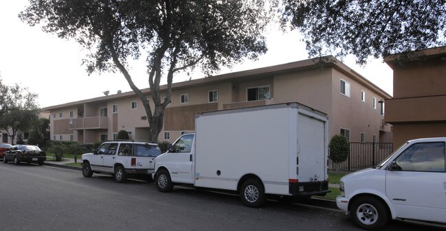 1401 S Orange Ave in Fullerton, CA - Building Photo - Building Photo