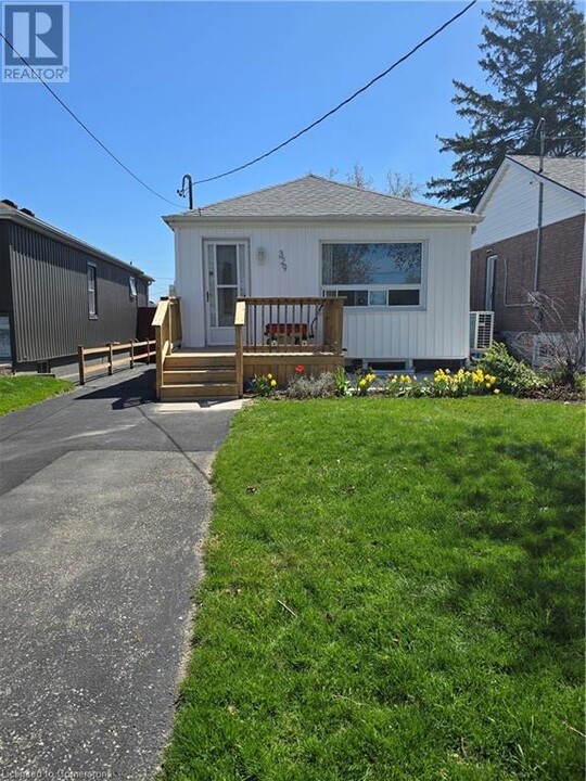 329 E 28th St in Hamilton, ON - Building Photo