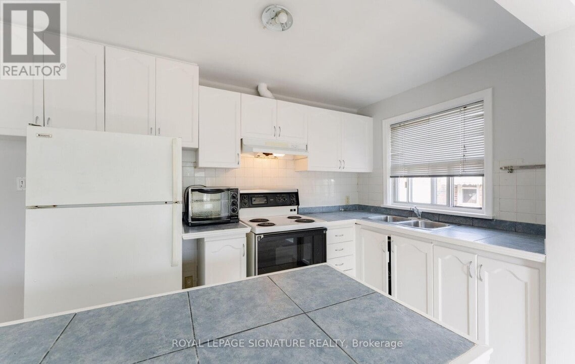 56 Mendota Rd in Toronto, ON - Building Photo