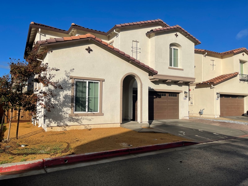 1070 John Hopkins Ct in Dixon, CA - Foto de edificio