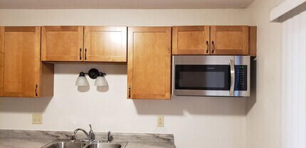 9198 N 70th St in Milwaukee, WI - Building Photo - Building Photo