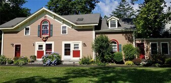 97 Narragansett Ave in Newport, RI - Building Photo