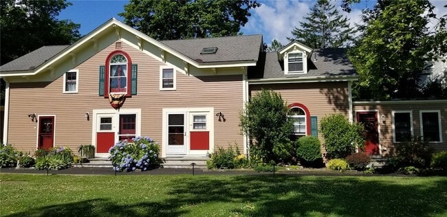 97 Narragansett Ave in Newport, RI - Foto de edificio - Building Photo