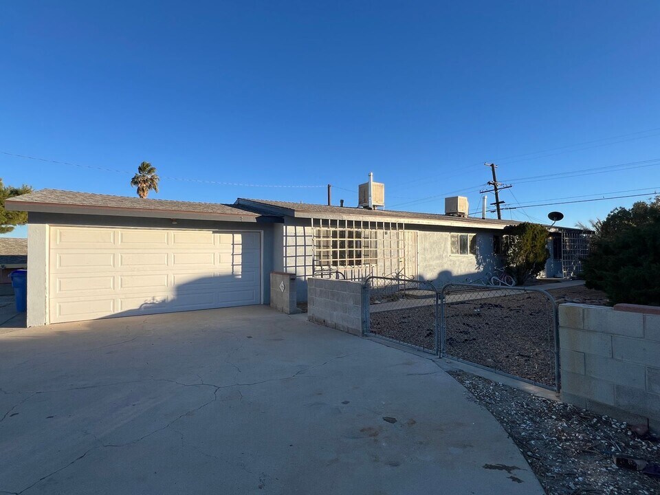 1020-1022 E Navajo St in Barstow, CA - Building Photo