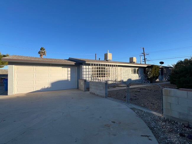 property at 1020-1022 E Navajo St