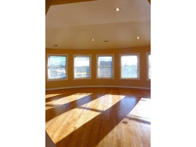 7554 N Claremont Ave-Unit -2 in Chicago, IL - Building Photo - Building Photo