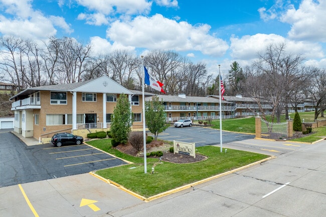 The Manor in Bettendorf, IA - Foto de edificio - Primary Photo