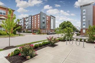 310 at Nulu Apartments in Louisville, KY - Foto de edificio - Building Photo