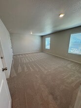 4873 Flight Ave NE in Salem, OR - Building Photo - Building Photo