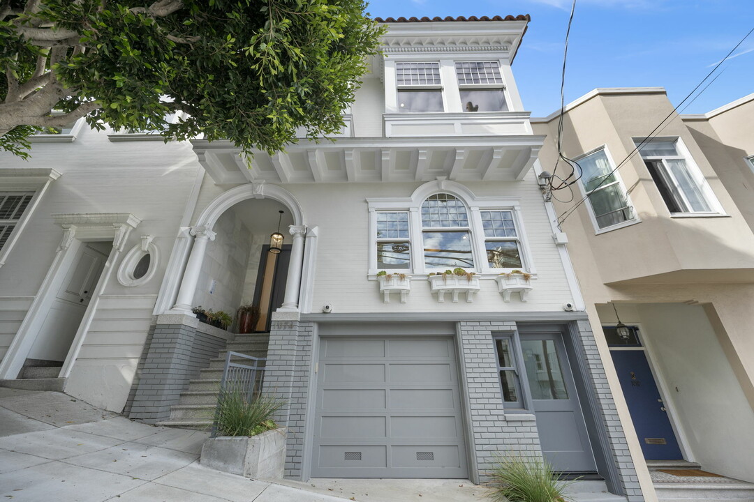 1074 Filbert St in San Francisco, CA - Building Photo