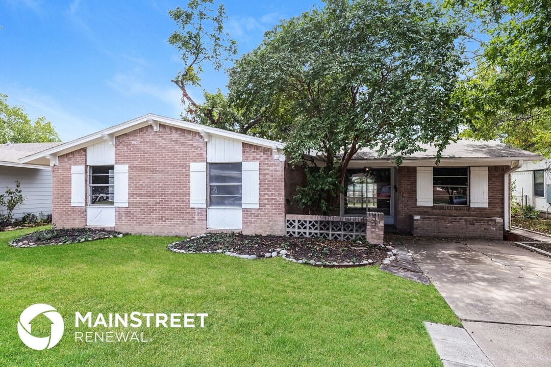 1838 Burning Tree Ln in Carrollton, TX - Building Photo