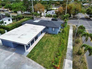 650 SW 48th Ave in Coral Gables, FL - Foto de edificio - Building Photo