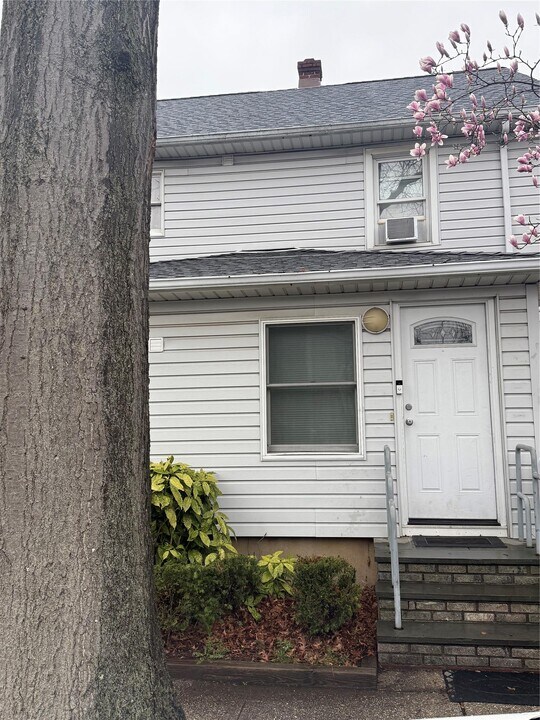 71 Madison Ave in Westbury, NY - Building Photo