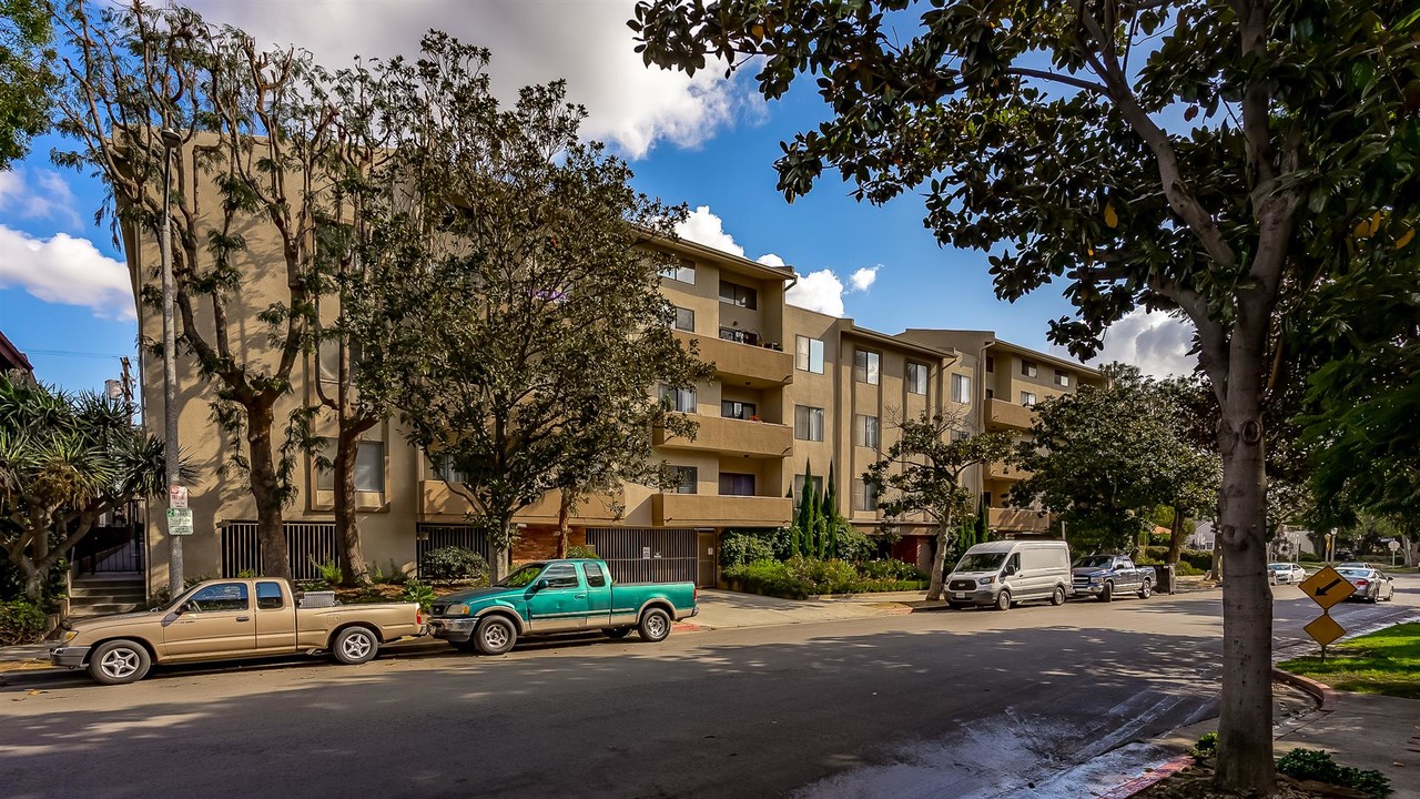 1944 Glendon Ave in Los Angeles, CA - Building Photo