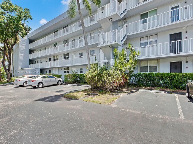 108 Royal Pk Dr in Oakland Park, FL - Building Photo - Building Photo