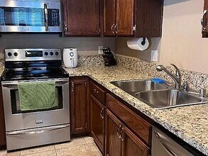 13941 Midland Rd, Unit Upstairs in Poway, CA - Foto de edificio - Building Photo