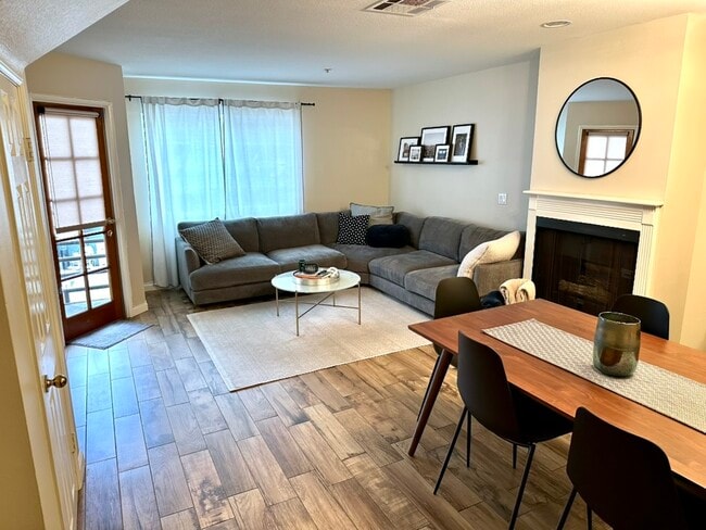 537 N Adams St, Unit 217 in Glendale, CA - Foto de edificio - Building Photo