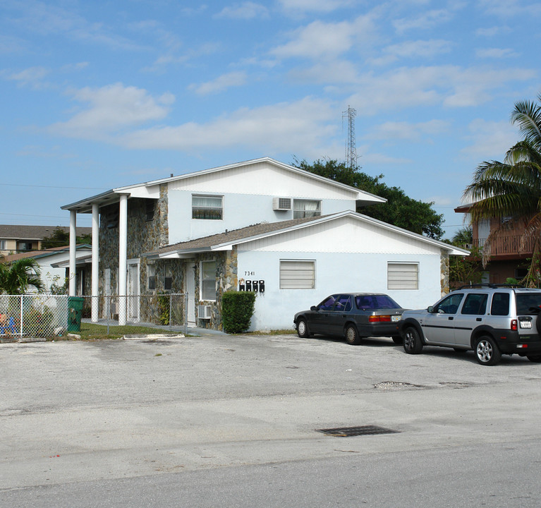 7341 NW 37th St in Hollywood, FL - Building Photo