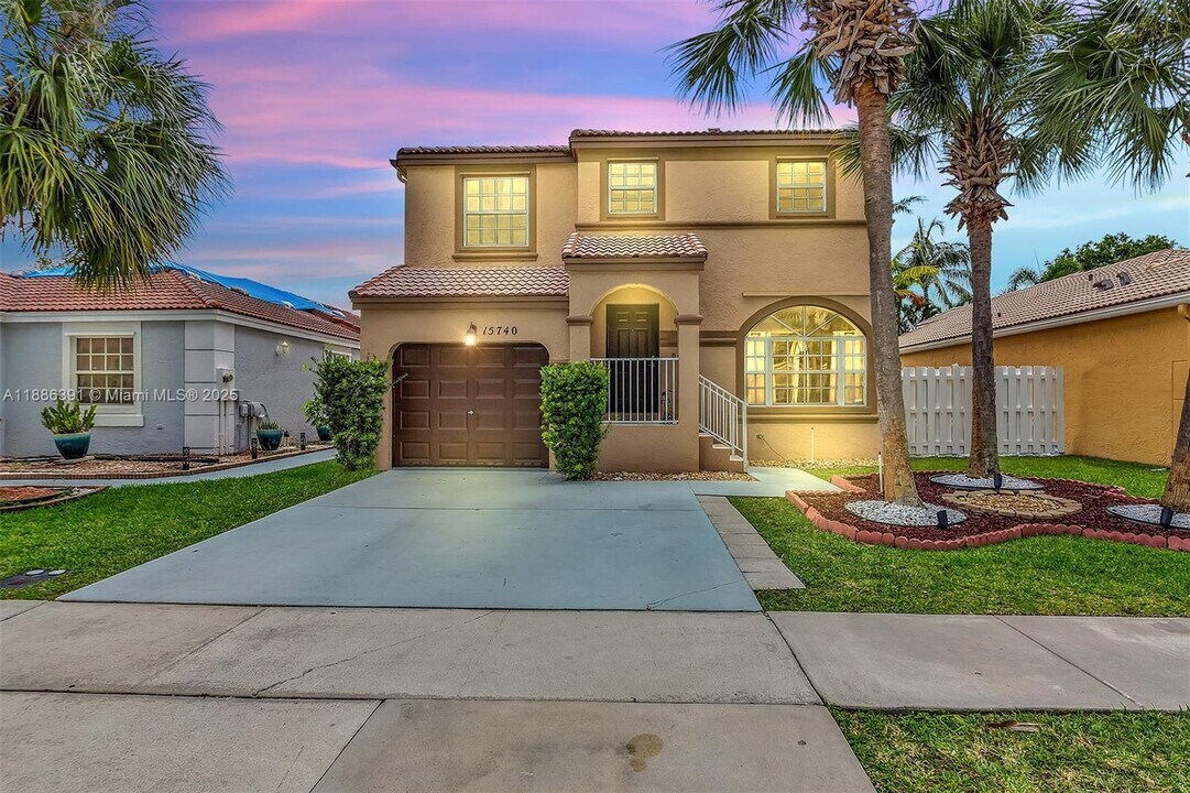 15740 NW 16th Ct in Pembroke Pines, FL - Building Photo