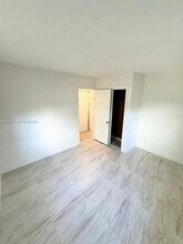 1055 NE 34th Ct in Oakland Park, FL - Building Photo - Building Photo