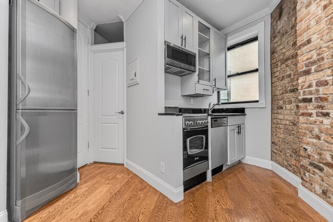 232 Elizabeth St in New York, NY - Building Photo - Building Photo