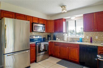 4406 Santa Barbara Blvd in Cape Coral, FL - Foto de edificio - Building Photo