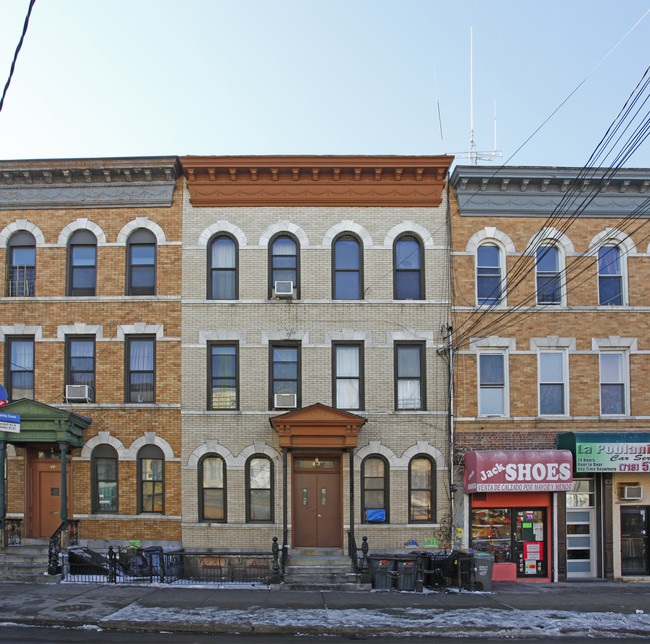 210 Wyckoff Ave in Brooklyn, NY - Foto de edificio - Building Photo