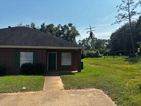 501 Vicki Ln in Huntsville, TX - Building Photo