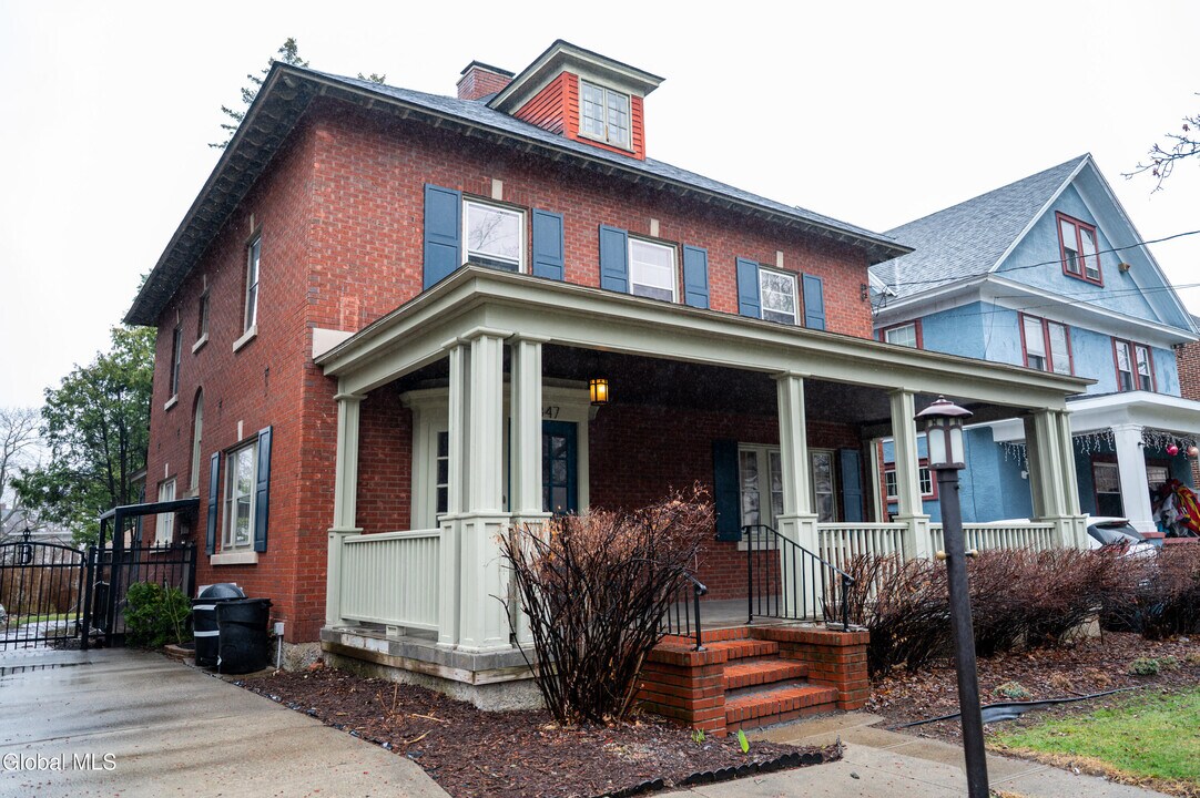 1347 Union St in Schenectady, NY - Building Photo