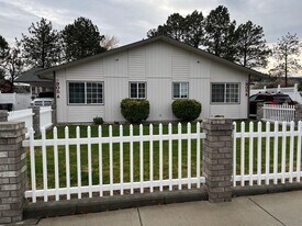 905 Abbot St in Richland, WA - Building Photo