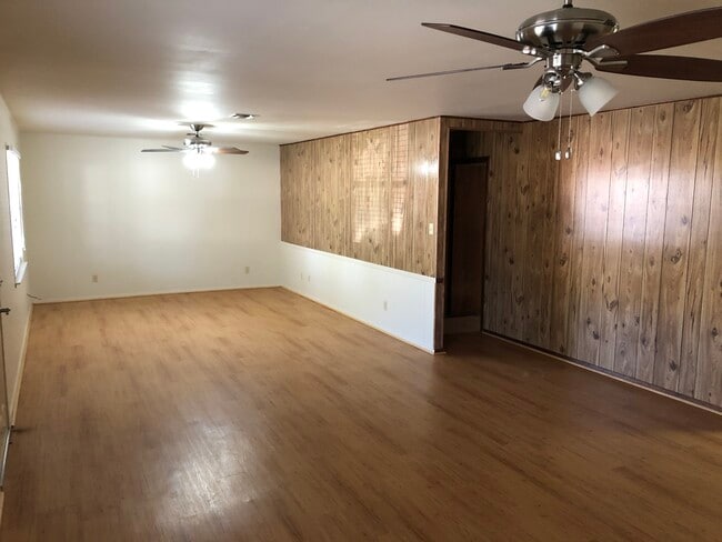 109 Broadmoor Dr in Fredericksburg, TX - Foto de edificio - Building Photo
