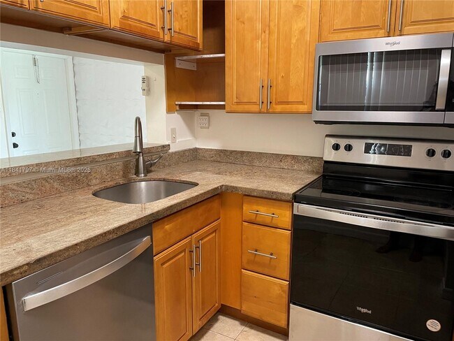 661 Cypress Lake Blvd in Pompano Beach, FL - Building Photo - Building Photo