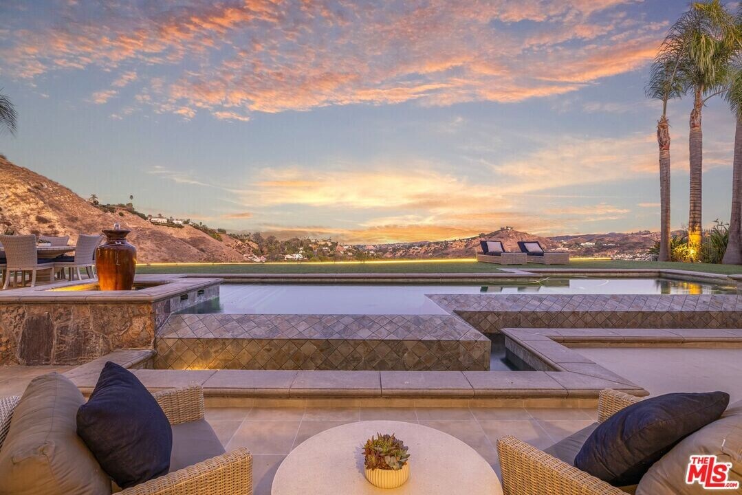 4234 Prado De Los Pajaros in Calabasas, CA - Building Photo