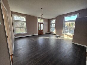 296 Main St in New Baltimore, NY - Foto de edificio - Building Photo