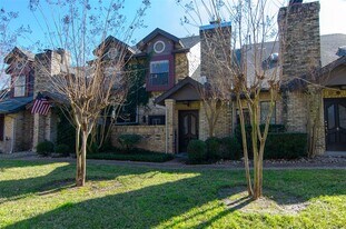 10819 Crown Colony Dr in Austin, TX - Building Photo