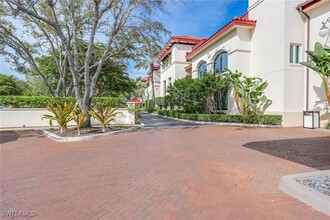 221 9th St S in Naples, FL - Foto de edificio - Building Photo