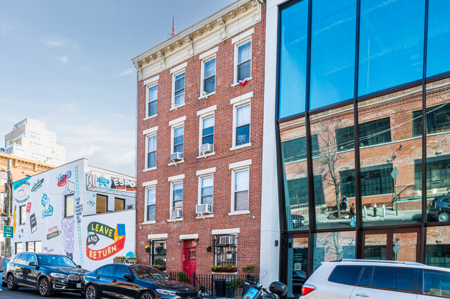 151 Berry St in Brooklyn, NY - Foto de edificio - Building Photo