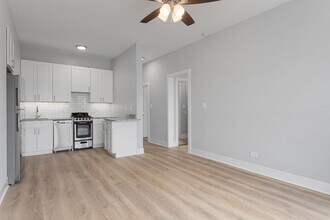 7600 N Sheridan Rd, Unit 306 in Chicago, IL - Building Photo - Building Photo